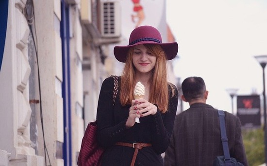 woman-with-ice-cream-g365d7152d_640