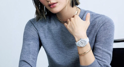 橋本 愛　シャネル　J12　ホワイト文字盤　『THE NIKKEI MAGAZINE』より