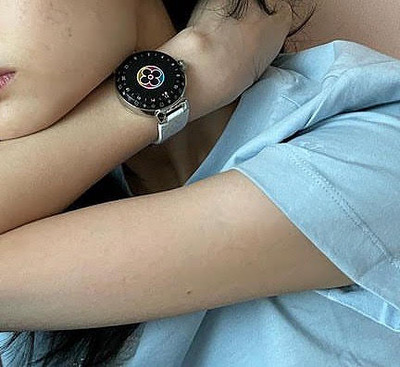 チョン・ホヨン（Jung Ho-Yeon）　ルイ・ヴィトン　タンブール ホライゾン ライト・アップ ホワイト　公式Instagramより