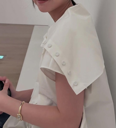 堀田 真由　カルティエ　ベニュワール ミニ イエローゴールド　公式Instagramより