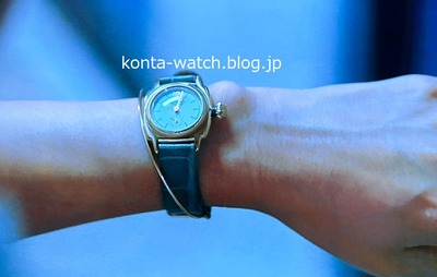 倉科 カナ　ヴァーグウォッチ　クッション12・ゴールド・28㎜・グレークロコレザー　ドラマParavi『隣の男はよく食べる』より