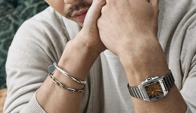 賀来 賢人　カルティエ　サントス ドゥ カルティエ MM ブラウン文字盤　公式Instagramより