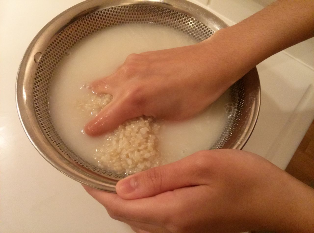 料理の裏ワザ 米粒をこぼさず米を研ぐ方法 時間貴族の生活 料理の裏ワザ 米粒をこぼさず米を研ぐ方法 時間貴族の生活