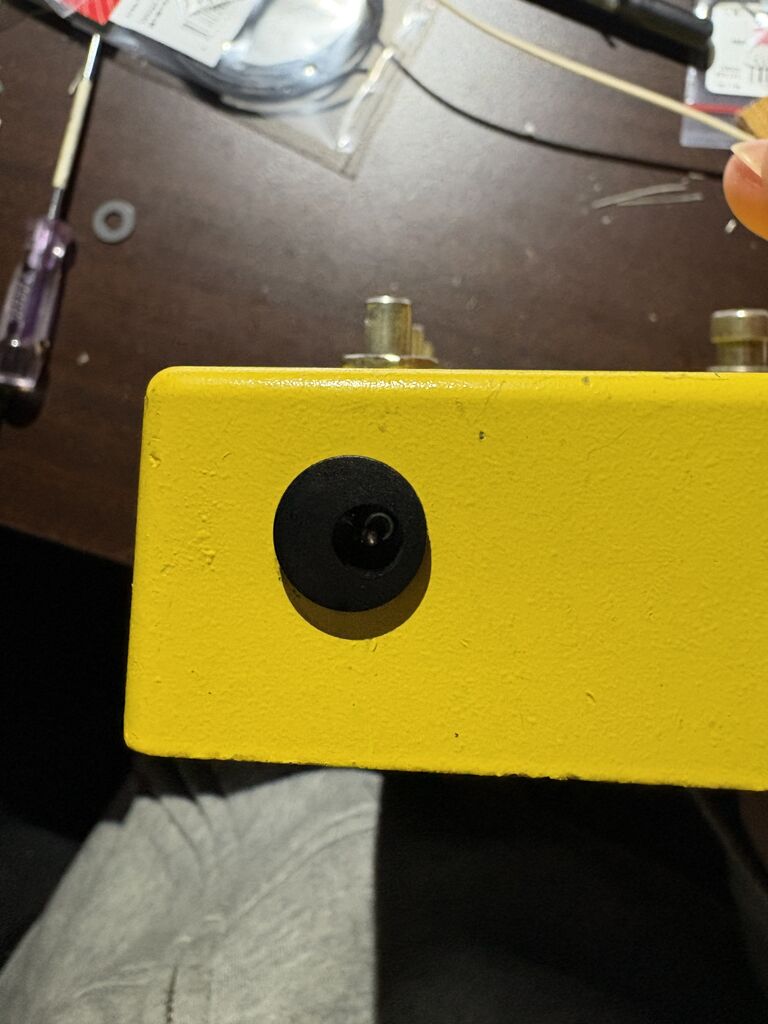110V仕様のMXR Stereo Chorusをアダプター駆動にする話 : Kooy