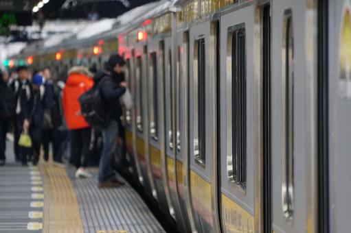 【動画】満員電車で密着してるだけの動画、なぜか13万回再生される