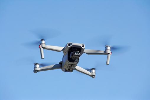 【動画】令和最新型ドローンの機動力、お前らの想像する2倍くらいヤバいwwwwwwww