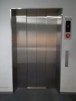 エレベーターの扉が開いたら「かご」がなく…約20メートル転落