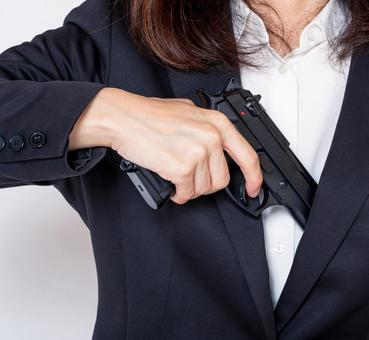 「バーンという音」女性警察官が誤って拳銃を自分の左手に発砲しけが…包丁振り回していた男に威嚇で取り出し