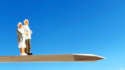 日本、ついに50歳以上の人口が5割を突破　〝フィフティーフィフティー〟の時代へ