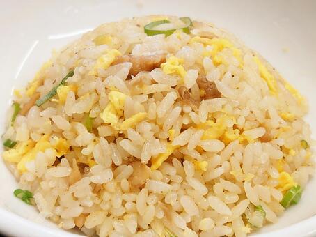 小学生２人がチャーハン１人前を注文……店主が神対応→１０万いいね