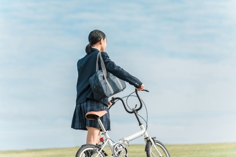 【交通】信号機のない横断歩道で自転車に乗って停まっている人は、歩行者扱い？それとも車の仲間？