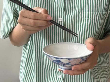 【画像】石破総理のお茶碗の持ち方、癖が強すぎて有権者ちょっとざわめくｗｗｗｗｗｗ
