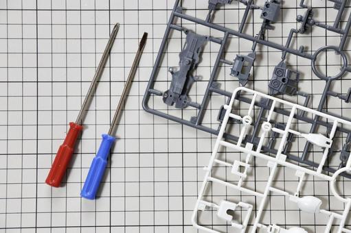 【画像】ワイ、初プラモを購入するも余りのパーツ量に失禁