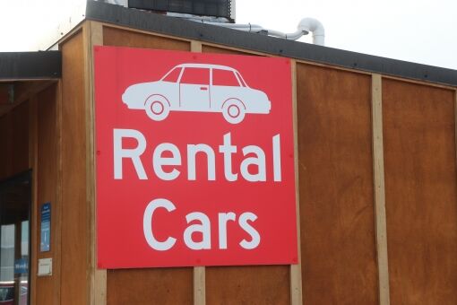 【悲報】高級オープンカーBMWをレンタルして延長　トラックと衝突して大破　料金11万円は未払いで連絡つかず