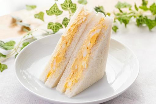 【画像】ファミマのたまごサンドエグすぎて草