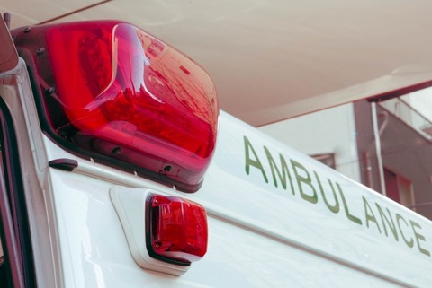 音楽イベントでの衝撃事故　クレーン倒れ女性客を直撃