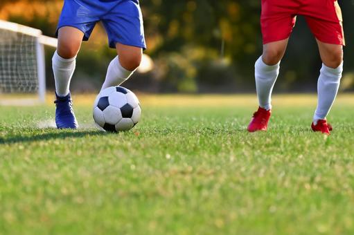 サッカー、「イエローカード」「レッドカード」に加え新たに「ブルーカード」導入へ