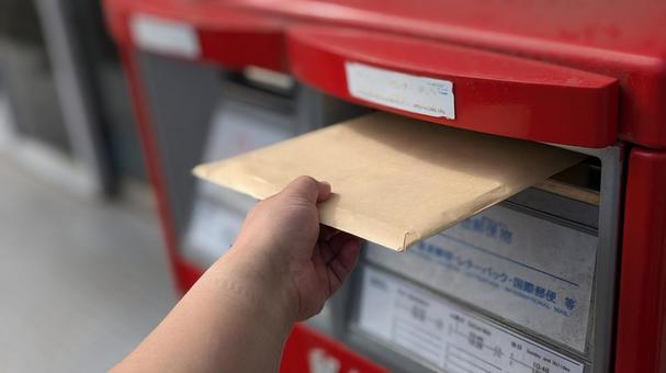 【悲報】郵便局「今日から、はがき一枚85円、定形郵便一通110円に値上げです！」