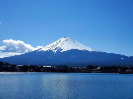 山梨県「富士山通行税2000円取るだけで2ヶ月で3億円の収入」山梨県民「2万にしたら30億????」