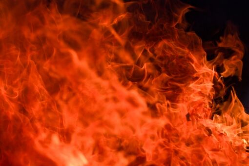 郵便局トラックが炎上、配達予定のゆうパック1000個燃える