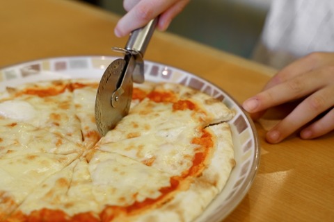 【画像】Ｘ民さん「この前サイゼリヤで友達にピザ切るの頼んだらこれ」←14万いいね