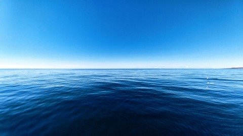 【動画】海岸の岩場でヨガをしていたロシア人女優、高波にさらわれ死亡