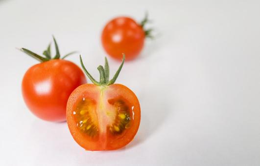 「やだな、やだな」平野レミ、料理番組でミニトマトが思い通りの形にならなく調理台に投げ付ける、安藤佳祐アナすかさずフォロー