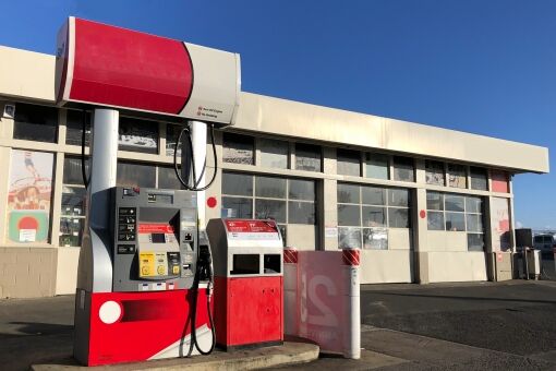 【悲報】出光「もうガソリン屋さん辞める……」