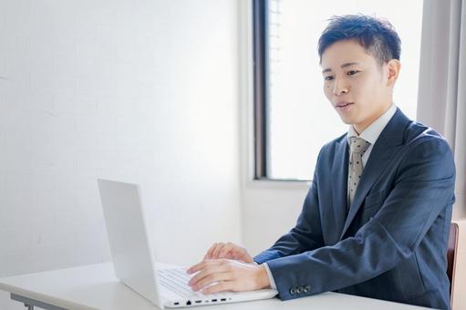 いつもメールで名前を間違えてくる取引先、どう指摘するのが正解？
