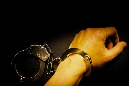 ラブホテルに拘束具を付けた男性の遺体　早めに帰った男を追う