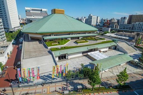【画像】大相撲表彰式に参加の石破総理、40キロの内閣総理大臣杯を突然持ち上げ会場騒然wwwwwwwww
