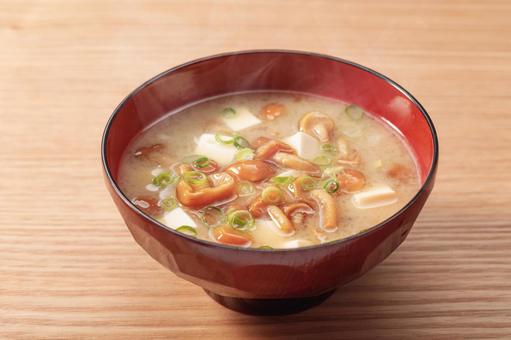 【悲報】知人からもらったキノコで味噌汁…3人が中毒