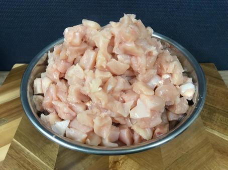 鶏のモモ肉をムネ肉に…給食の食材費切り詰め、経費浮かして800万円横領　小学校の女性栄養職員を免職処分