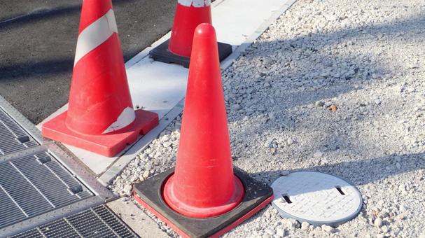 【衝撃】なぜそこに？！道路に置かれたコーンの中から,出られなくなった男性が見つかる