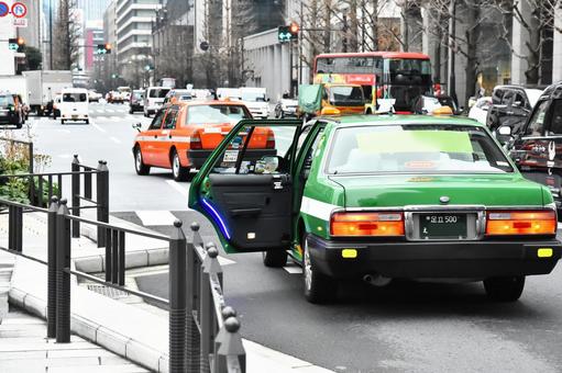 80歳個人タクシー運転手容認へ　高齢者の免許返納進めてきたのに…
