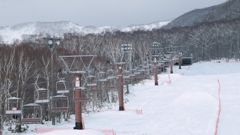 【悲報】万座温泉スキー場、銅線を盗まれリフト四基が操業停止、実況見分の翌日にも盗難被害