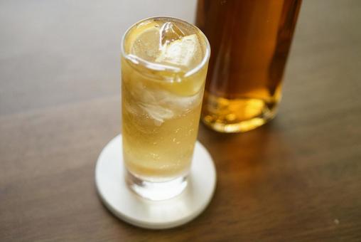 【悲報】「ハイボール20杯に水割り10杯飲んだ」一日経過後にアルコール検出…酒気帯び運転の疑いで介護士の女(32)逮捕