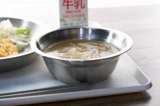 給食の“皿”に触れた児童がアレルギーで入院