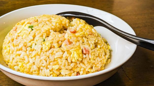 【動画】チャーハン屋さん、めちゃくちゃ大盛りにしてくれる お前らの想像の1.2倍山盛り