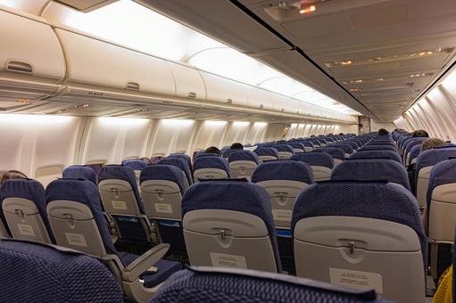 飛行機旅客「トイレに行くか…」→機外へのドアを開く