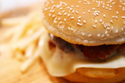 バーガーキング、1637キロカロリーのバーガー発売????