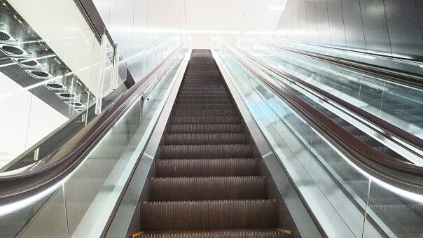 【画像】名古屋、「エスカレーターで歩く問題」をとんでもない方法で解決してしまう