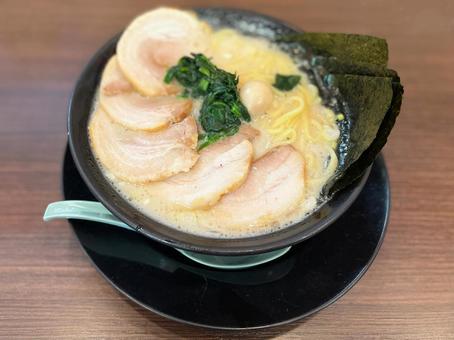 【画像】家系ラーメン「アメリカに出店したいけど名前どうしよかなぁ…　せや！」