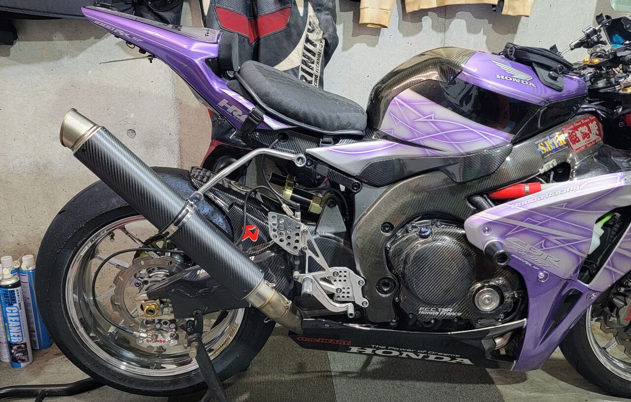 CBR1000RR SC57 サイド出し サイレンサーあれこれ : 磯子岸壁夜遊び
