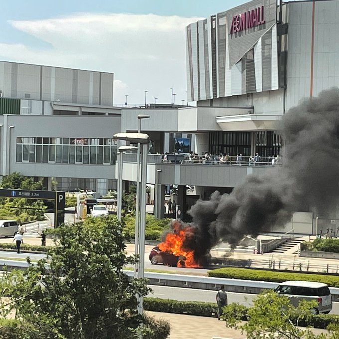 幕張イオンで車シトロエンのc3炎上 現場動画 画像で出火原因は車両の故障 これキチ速報 幕張イオンで車シトロエンのc3炎上 現場動画 画像で出火原因は車両の故障 これキチ速報