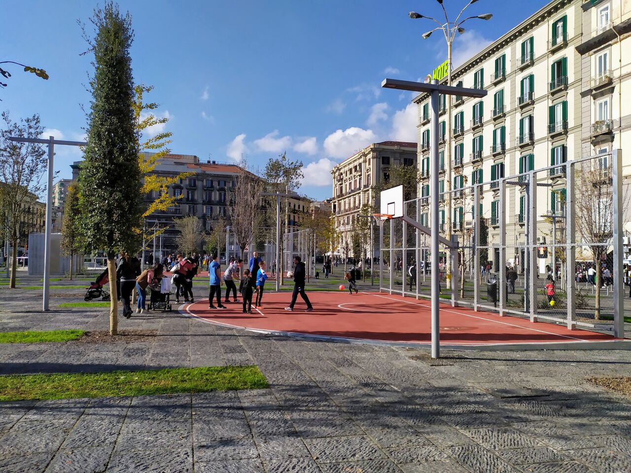 駅前広場としてはヨーロッパでもダントツの広さ リニューアルしたガリバルディ広場 Napoli Life