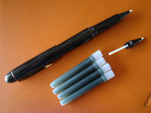 貴重なインク交換式のサインペン「パイロット サインペンスペアタイプ