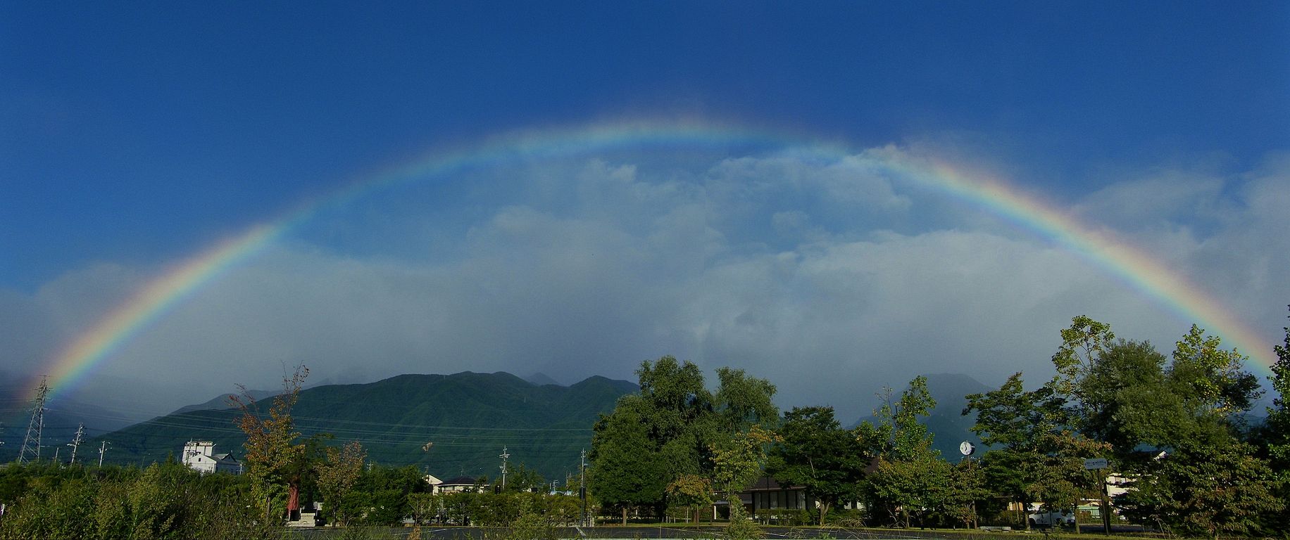 七色の虹と真っ白な雲の架け橋 安曇野の空