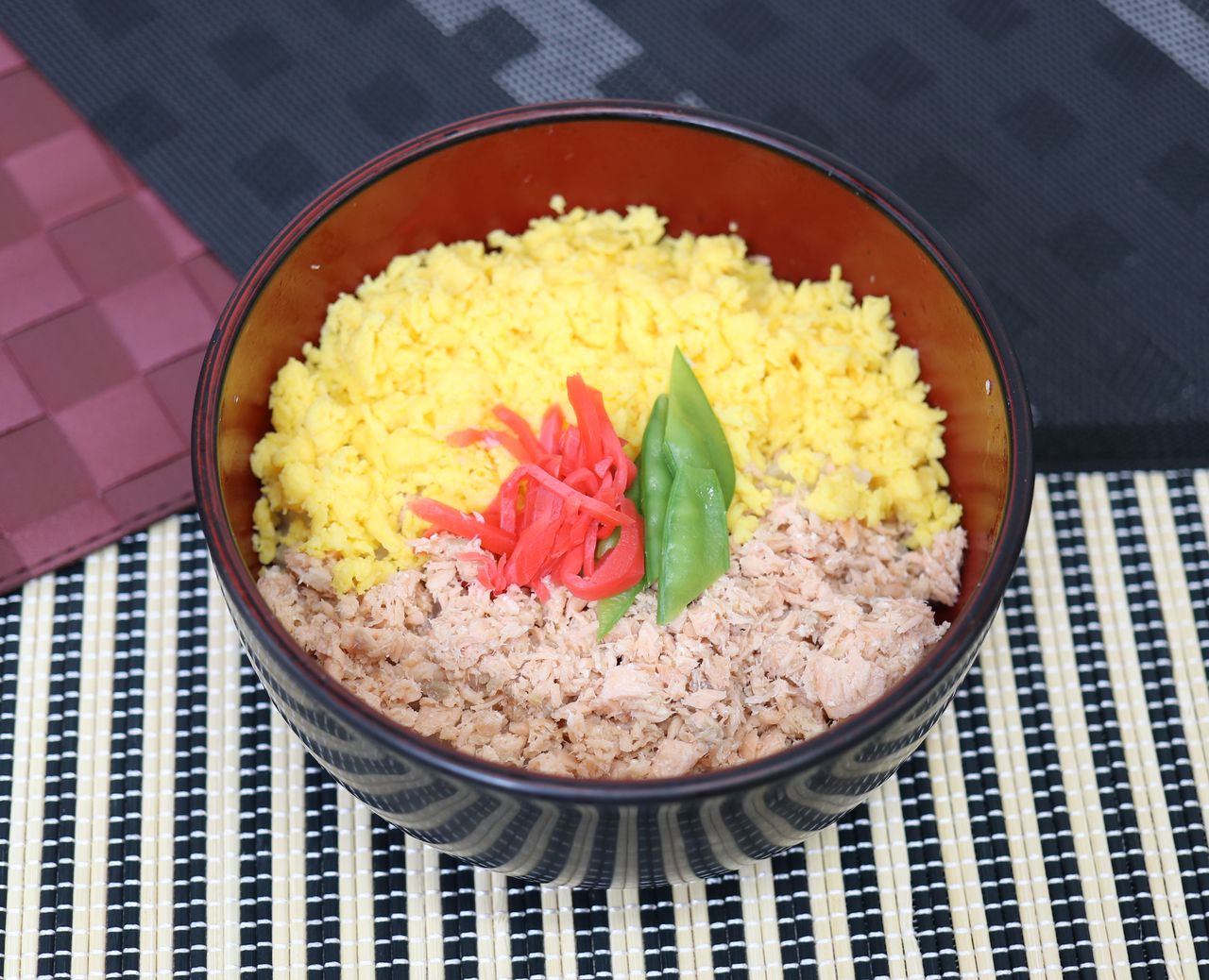二色丼 特別養護老人ホームみなと弘済園 献立紹介 二色丼 特別養護老人ホームみなと弘済園 献立紹介