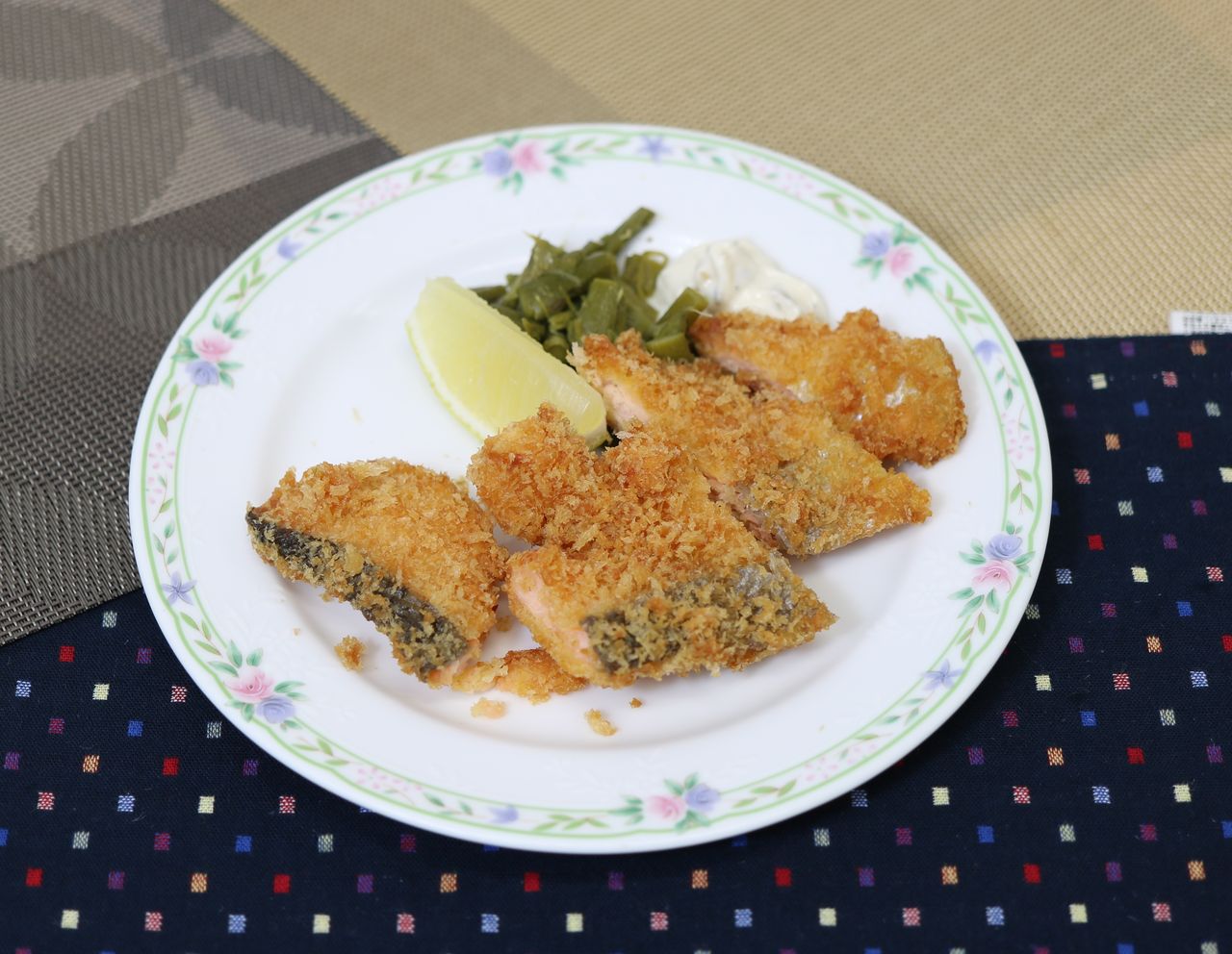 サーモンフライ 特別養護老人ホームみなと弘済園 献立紹介